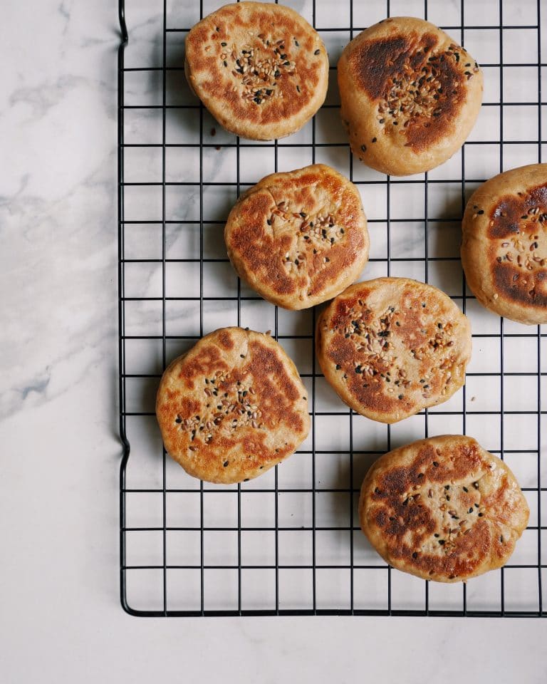 Petits pains plats aux épices à bagels, parfaits pour les sandwichs déjeuners!